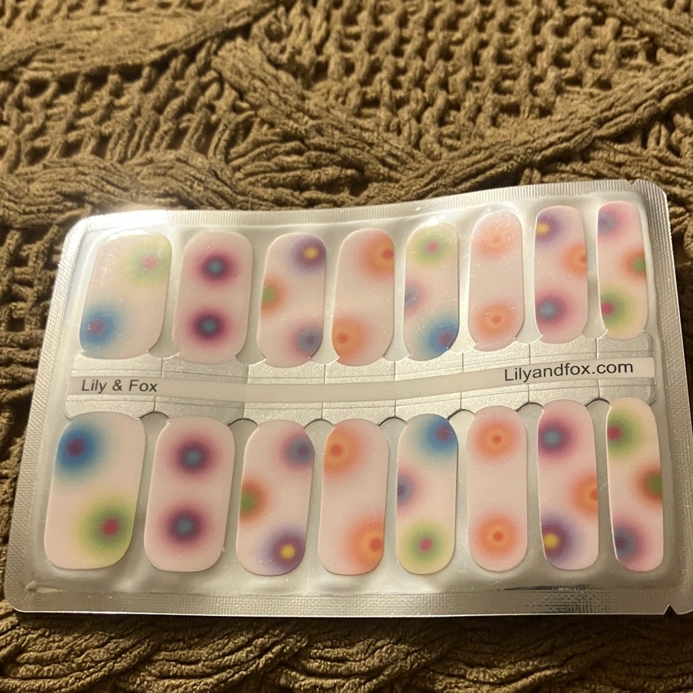 Lily & Fox 🦊 nail wraps.